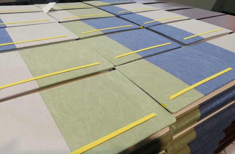 بهترین جنس جلد برای سررسید ۱۴۰۵ | راهنمای کامل انتخاب جلد سالنامه چاپی