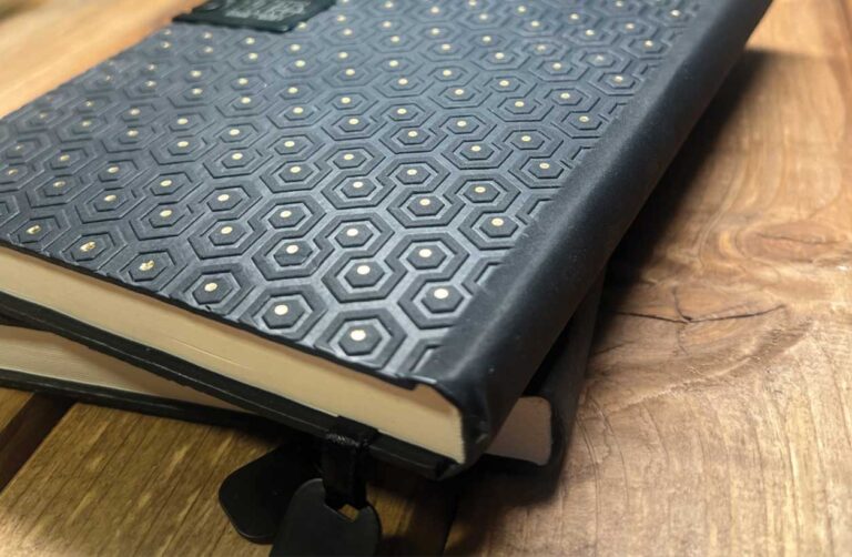 سررسید رقعی ۱۴۰۵؛ تفاوت با مدل‌های دیگر | راهنمای کامل انتخاب سالنامه چاپی